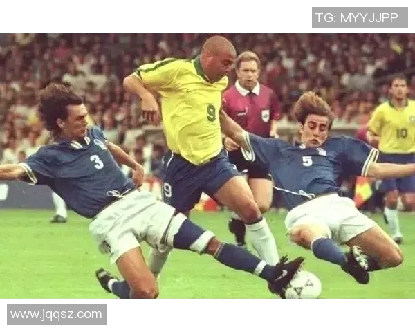 全球足球史上十位最伟大球星的传奇与成就解析