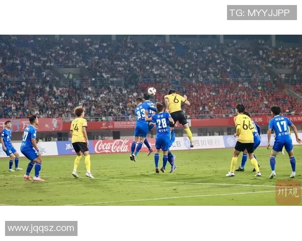 足球球星场边憋笑瞬间全场欢乐氛围瞬间被点燃