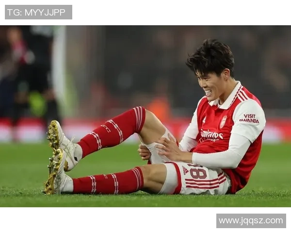 踢足球时不慎崴脚的知名球星遭遇伤病困扰赛季前景堪忧